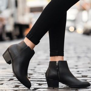 Clarks leather booties W8.5